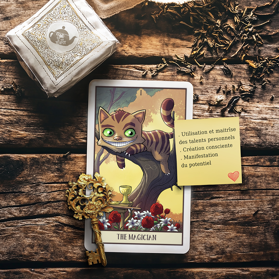 Illustration de la carte 1 du Bateleur inspirée par l'univers d'Alice au Pays des Merveilles, mettant en scène le mystérieux Chat du Cheshire. La carte est posée sur une table en bois avec du thé en vrac à côté. Cette carte symbolise la magie, le potentiel et les nouvelles possibilités.