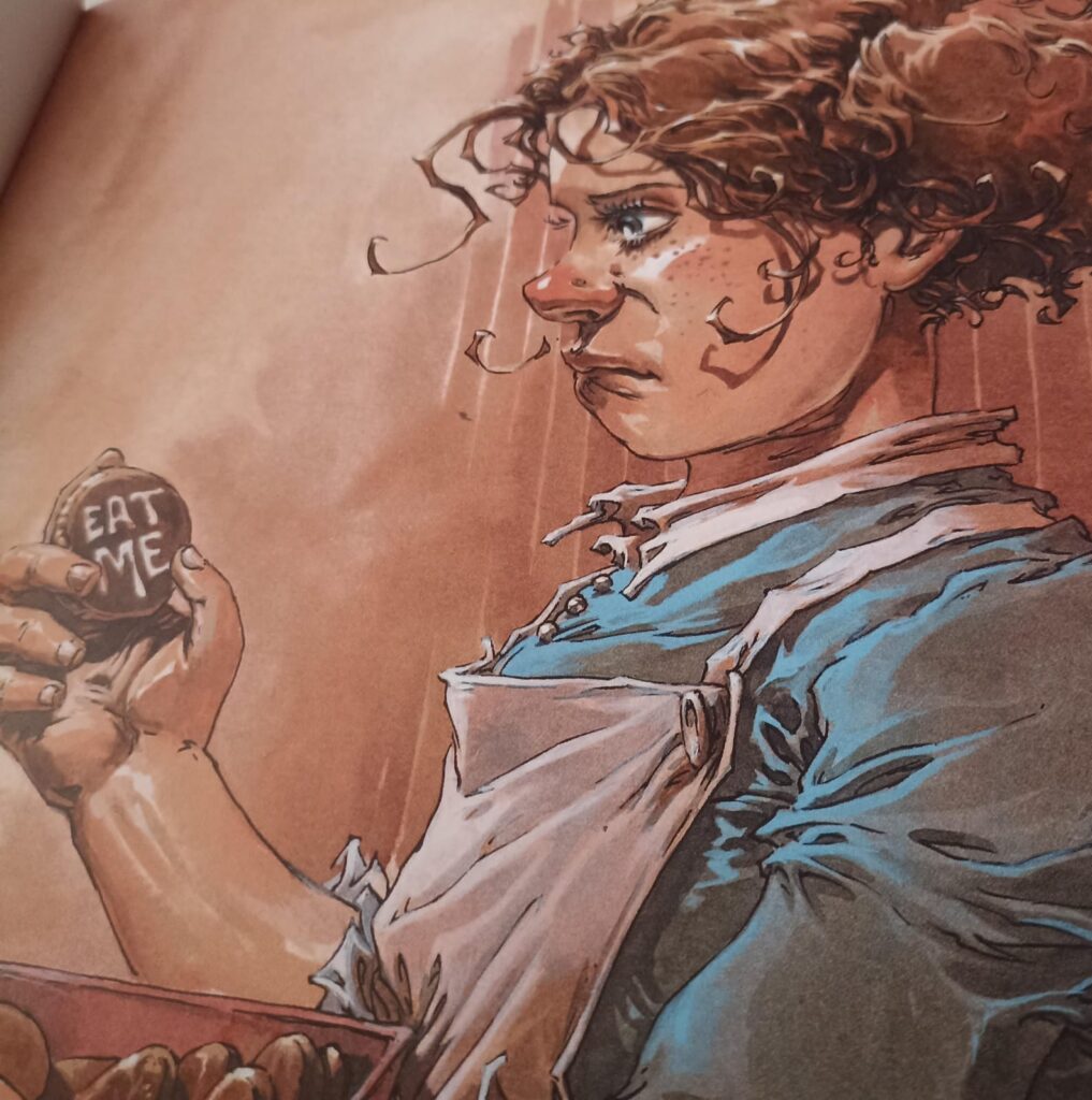 Alice tient un biscuit sur lequel est écrit "EAT ME"