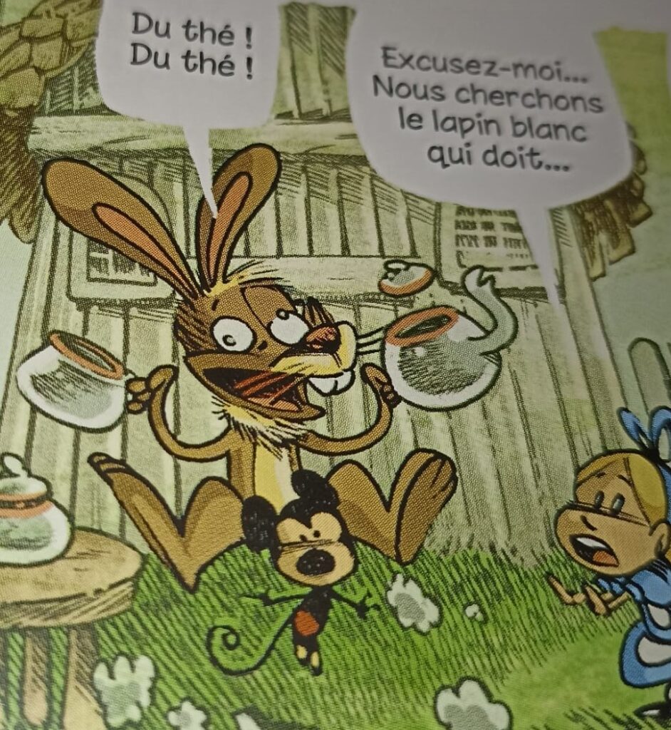 Le Lièvre de Mars réclame du thé, il porte un cache-sexe en forme de Mickey.